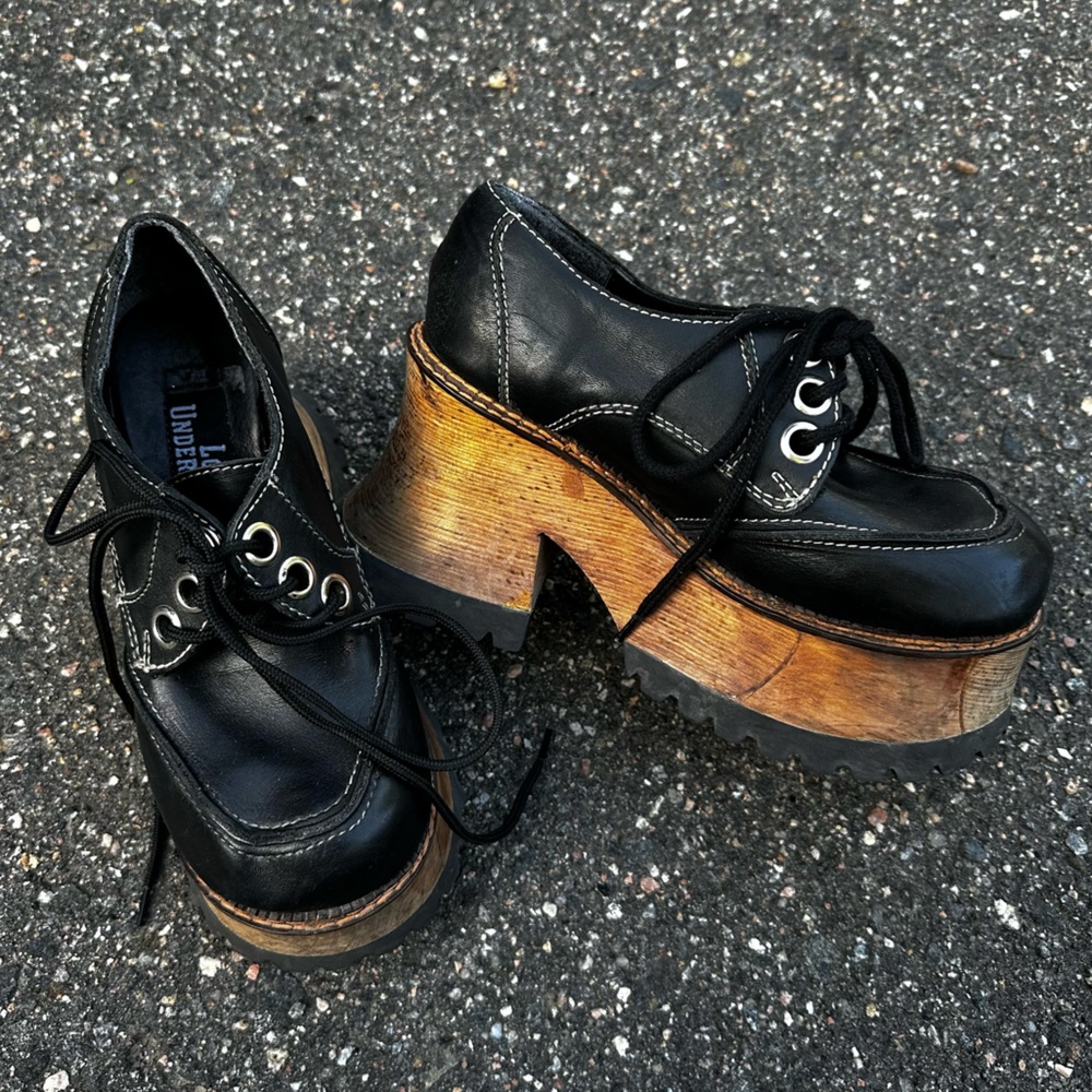 Y2K London Underground platform wooden heel mule